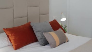 Bir otel tarzında modern bir yatak odası tasarımı.