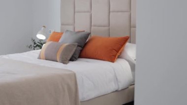 rahat yatak ve lamba ile modern yatak odası iç tasarımı.