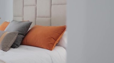 Modern yatak odasının içi