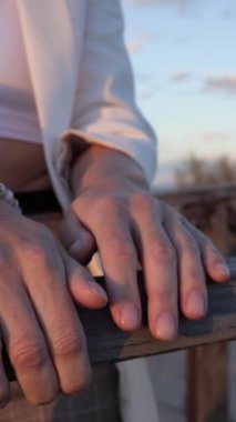 Alyansları tutan bir kadının ellerini kapatın.