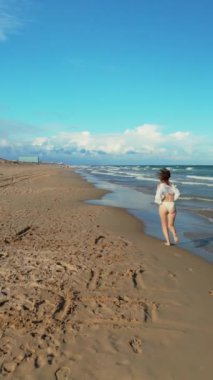 Kumsaldaki genç kadın.