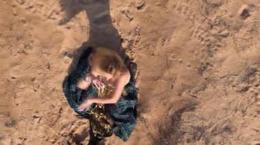 Çöldeki genç adam.