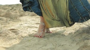 Kumsalda kadın bacakları