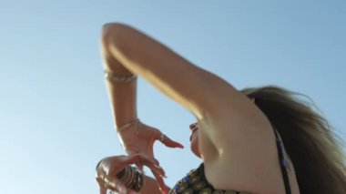 Gökyüzündeki kadın ve güneş