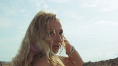 Çölde genç bir kadın