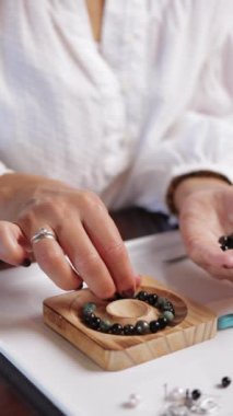 Elinde yüzük tutan genç bir kadın.