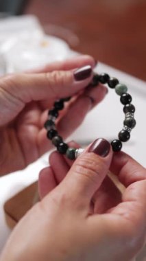 Bilezik takan bir kadının ellerini kapat.