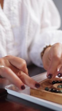 Manikürlü kadın eli