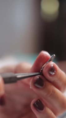Güzellik salonunda tırnak törpüsü olan kadın elleri