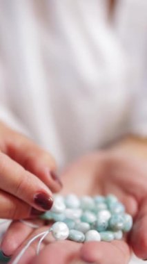 Elinde bir sürü hap olan bir kadın.