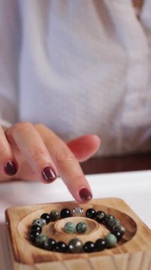 Güzel kadın elleri bir çivi tutuyor