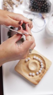 Mücevher atölyesinde mücevher yapan kadın.