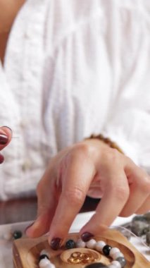 Manikürlü kadın elleri