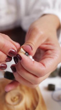 Mücevher yüzüğü tutan kadın