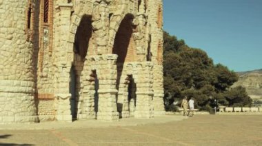 Cadiz, İspanya 'nın Roma amfitiyatrosunun ünlü simgesinin dikey çekimi.