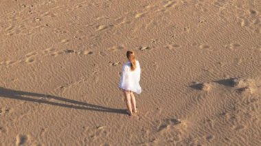 kadın kum plajındaki