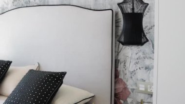 Büyük yataklı, modern bir yatak odası.