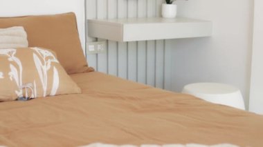 beyaz yastık ve yatak dekorasyonu