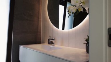 Lüks dairede beyaz küveti ve aynası olan modern banyo..