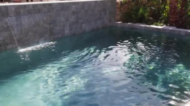 Yüzme havuzuna su sıçradı.