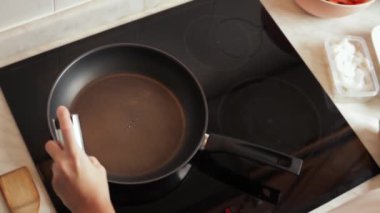 Kadın mutfakta lezzetli ve lezzetli yemekler hazırlıyor.