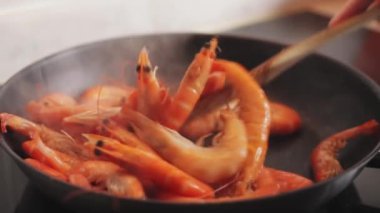 Lezzetli Asya yemeklerini yakından izleyin.