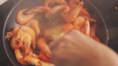 Tavada soslu karides.