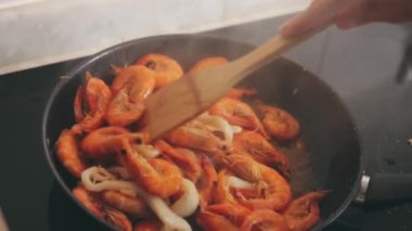 Tavada kızarmış karides