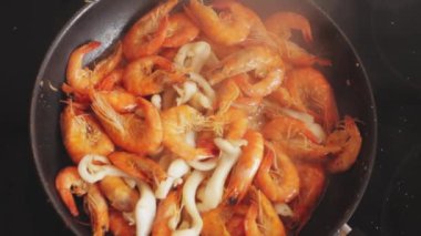 Lezzetli bir yemekle bir tavayı kapat.