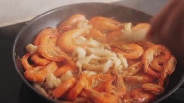 Sarımsaklı ve baharatlı kızarmış karides.