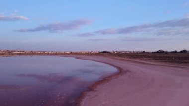 Günbatımında pembe tuz tarlası