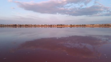 Suyun yansımasıyla gölün üzerinde gün batımı