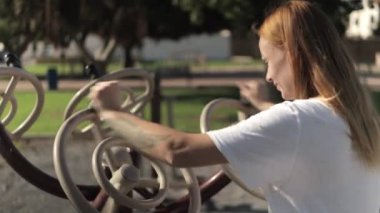 Beyaz tişörtlü genç bayan.