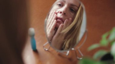 Aynaya bakan bir kadın..