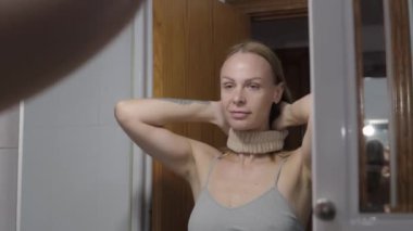 Kadın aynaya bakıyor.