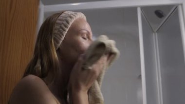 Kadın banyodan sonra duşta
