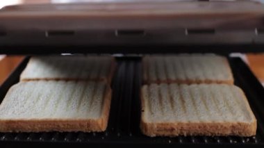 Bir adamın eline bıçakla yakın çekim.