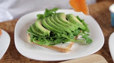 Avokado ve peynirli sandviç. sağlıklı kahvaltı