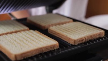 Ekmek kızartma makinesini tost makinesiyle kapat.