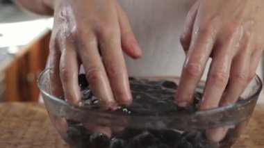 Beyaz tabakta yabanmersinli böğürtlen suyu..