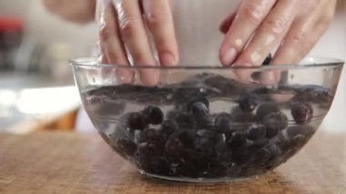 Yaban mersinli meyve püresi hazırlayan kadın.