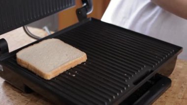 Kadın mutfakta ekmek hazırlıyor.