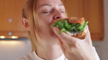 Genç bayan mutfakta hamburger yapıyor..