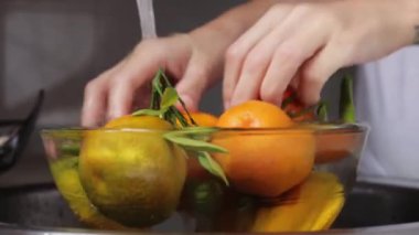 Kadın elinin taze sebzeleri kestiği yakın plan.