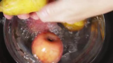 Bir bardağa su dök.