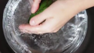 Yeşil suyu tutan bir kadın.