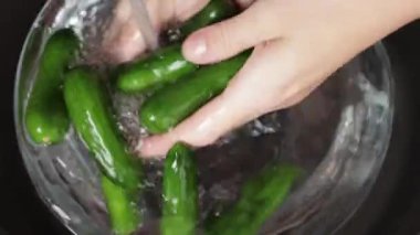 Bir kaseye yeşil biber döken kadın.