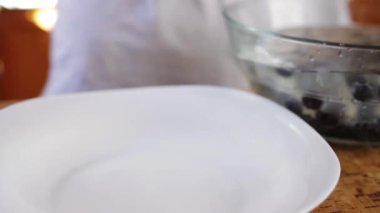 beyaz tabakta yaban mersini ve süt