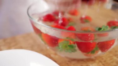 Beyaz arkaplanlı bir kasede çilek