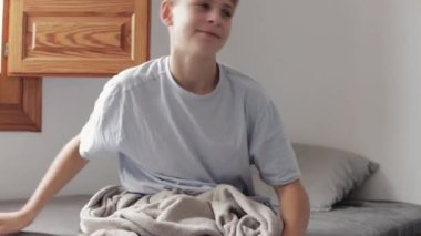 Genç çocuk oyunuyla oynuyor.